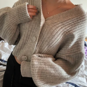 GinaTricot cardigan xs - En knappt använd grå stickad tröja med pösiga armar orginalpris var 349kr