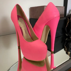 Neon skor - Rosa neon skor riktigt coola! Används ett få antal gånger! Otroligt snygga när man är lite solbränd 😎