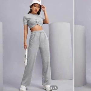 Helt nytt mysset från Shein - Superfint mysset från Shein i skönt material. Helt oanvänt och prislapparna sitter kvar. Setet var superfint men tyvärr var byxorna lite korta för mig och tröjan lite tajt. Allt är i storlek M och jag är 164cm lång. 