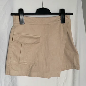 Beige kjol med shorts under - Superfin byxkjol från ZARA med dragkedja i sidan. Köparen står för frakt💗💗  Sampackar gärna om du köper flera saker:)