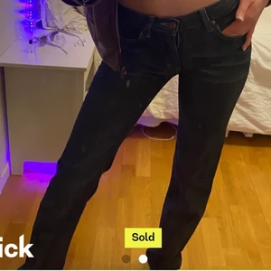 Lågmidjade acne jeans - Lågmidjade acne jeans köpte här på plick men var tyvärr för små! Storleken är 28/34 och sitter som en S🌸 skriv för fler bilder! (Lånade bilder från annonsen jag köpte :))