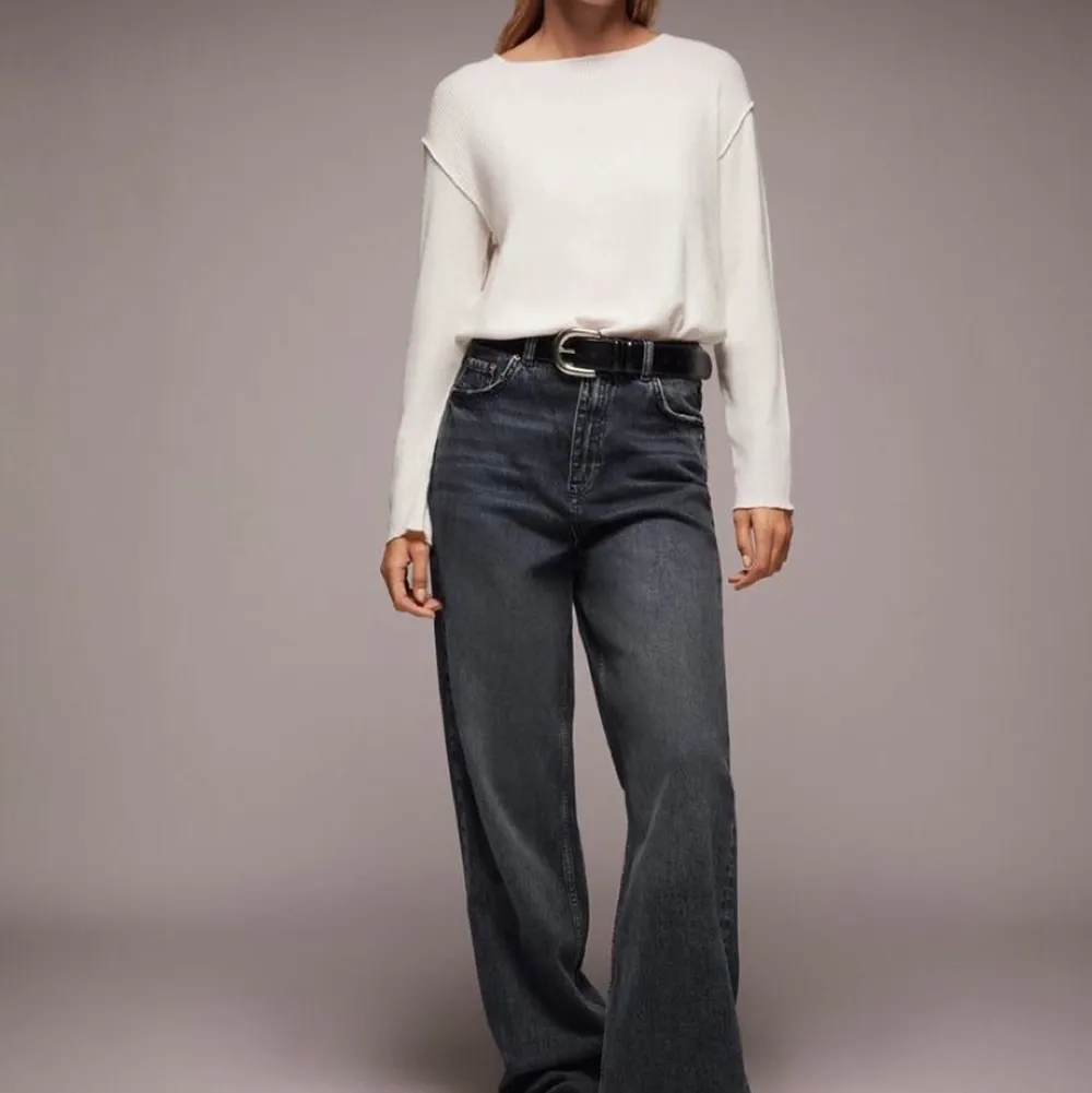 Använda ca 2 gånger, nyskick. Zaras mest populära byxor för halva priset!!!!!. Jeans & Byxor.