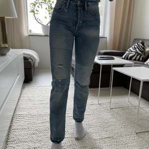 Acne byxor - Svin coola byxor från acne studios (blå konst)! Säljer pga av dom är för små! Använd endast 2 gånger så i mycket bra skick! Buda gärna 💘🔥🤝 nypris: 1600