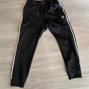Adidas byxor  - Aldrig använda nypris 500kr