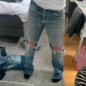 Levis jeans  - Super fina levis jeans i storlek 30,34, passar mig som har 38 i vanliga fall!! Slitningar och hål men super fina inte använda ofta💜💜