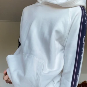 Gant hoodie! - Gant hoodie i storlek 170 vilket passar bra på dig som är en XS eller XXS, nytvättad och fint skick! 
