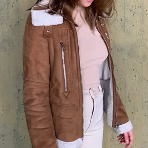Teddyjacka - Säljer denna bruna teddyjackan i storlek xsmall då den tyvärr är lite för liten för mig (brukar ha small) 🤎 Jackan är i mockamaterial med teddymaterial på insidan samt detaljer! Jackan är i mycket bra skick och är köpt förra våren från veromoda. Nypriset var ca 600, mitt pris är 150kr! 🙌🏼😍🌸 