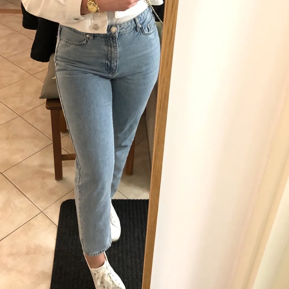 Säljer mina mom jeans i den populära modellen Dagny mom jeans från Gina tricot. De är i mycket fint skick, men passar tyvärr inte mig längre😢 för fler bilder eller frågor, tveka inte att skriva!💕✨🦋 Första bilden gör inte färgen rättvisa, jeansen är något ljusare i verkligheten🥰💕. Jeans & Byxor.