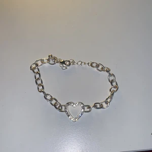 Armband - Ett fint armband aldrig använt! Med ett fint hjärta på. Väldigt fint skick!