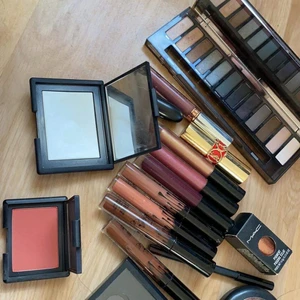 Äkta märken, ALLT SKA BORT  - Olika produkter allt från borstar till ögonskuggor, det mesta är från fina märken som Mac, nars och Anastasia. Skriv i chatten för att få pris på allt, vill bli av med allt så är snäll med priserna då det mesta är bara swatchat 