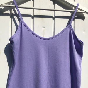 Enkel sommarklänning - Superfin lavendelfärgad klänning💜  Väldigt enkel och passar till det mesta! Går att använda som klänning eller som linne, även möjligt att ha den ovanpå t.ex. en t-shirt☀️ Den är ganska kort, inkl axelbanden är den ca. 78cm lång. Jag är 163 cm lång och har strl S annars och denna går precis under rumpan på mig, skulle uppskatta storleken till XS som klänning men som linne passar den upp till M🥰 Finns små skönhetsfel som de på bild 3, men dessa märks inte när man har klänningen på sig☺️
