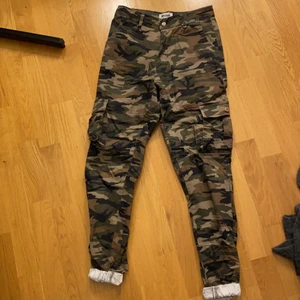 Cargojeans  - Säljer mina militärgröna jeans. Strl. XS. Fint skick. Katt finns i hemmet. Säljaren står för frakt 