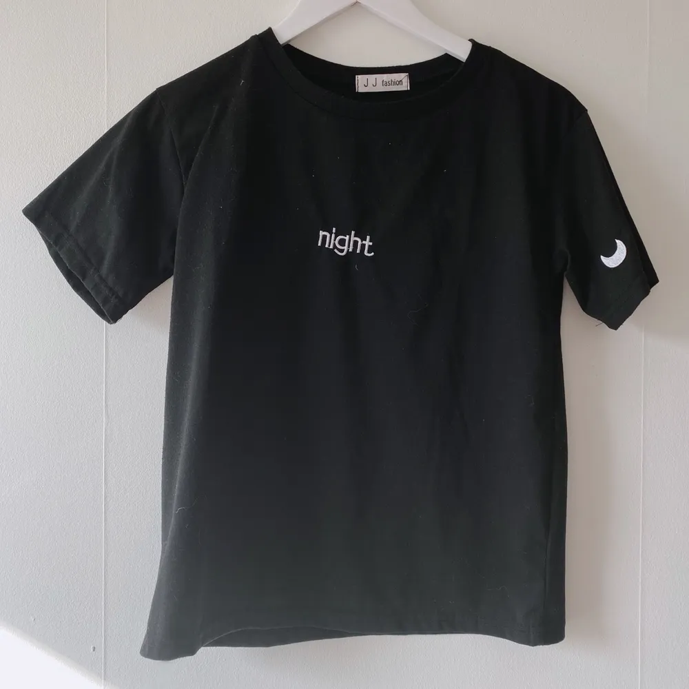 säljer en snygg koreansk ”night” t-shirt med en månde på högra ärm 💖 enkel men snygg!. T-shirts.