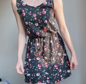 🌺 blommig sommarklänning 🌺 - säljer en svart blommig sommarklänning från bikbok i storlek XS! super bekvämt materal, tunn men mjuk och har en skyddande underkjol som extra lager 💖💖💖