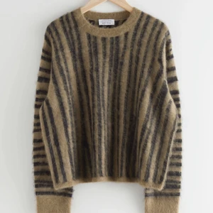 Stickad tröja - Mönstrad superfin stickad tröja i från Other Stories i storlek Xs men skulle säga att den passar xs-m då den är lite oversized i modellen. Använd 1 gång och säljer då den inte kommer till användning längre. Nypris 800 kr! Skriv privat om du har frågor!🥰🤛🏼