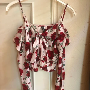Somrig topp från H&M storlek 36 - Perfekt till en solig sommardag eller kanske till midsommar firandet!  Jag har använt den 1 gång    Från H&Ms avdelning divided     97% polyester 3% elastane.    Vet inte direkt hur gammal den är eller hur mycket jag köpte den för så jag kanske kan ändra priset