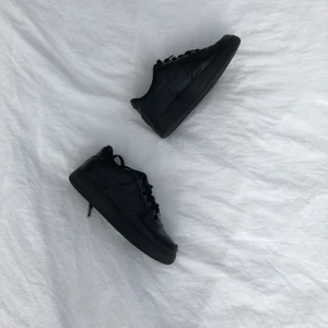 Air force 1 strl 38 - Hejsan! Nu säljer jag mina air force 1 black. De är i gott skick och köpta på Jd sports år 2020. Priset på det här är 495 men kan diskuteras. Vid leverans så är det postnord. Skriv om det är någon fråga.