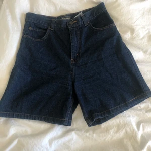 Halvlånga jeansshorts:) - Supersöta men är lite stora på mig :( köpta på secondhand men inga tecken på användning. Mått på sista bilden! midjan är 38cm kom inte med på bilden
