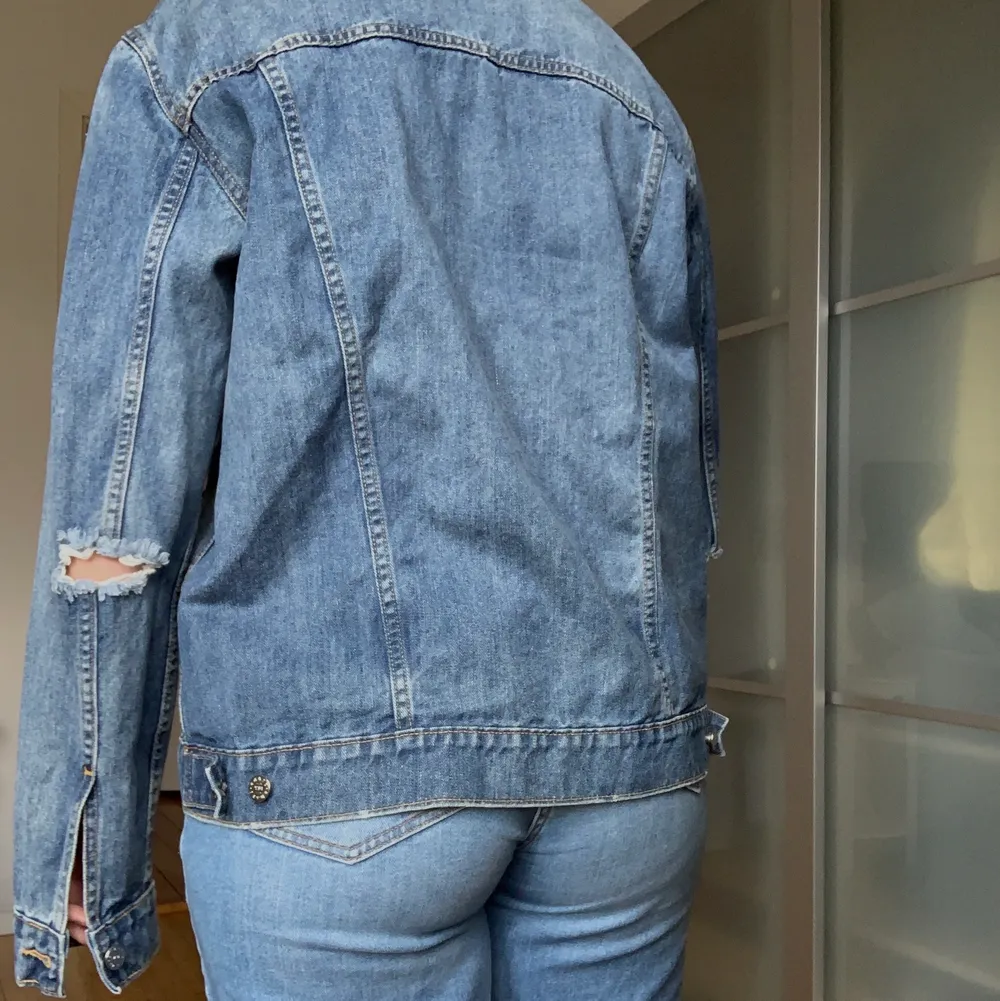 Cool jeans jacka med lite slitage på ena armbågen, perfekt till sommaren att bara slänga på sig ☺️ den är i nytt skick!. Jackor.