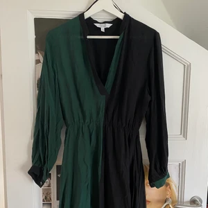 Klänning från & other stories  - Säljer min fina sommarklänning från & other stories i storlek 36. Fint skick och materialet är väldigt svalt och ”flowy”. Köpare står för frakt 🦋