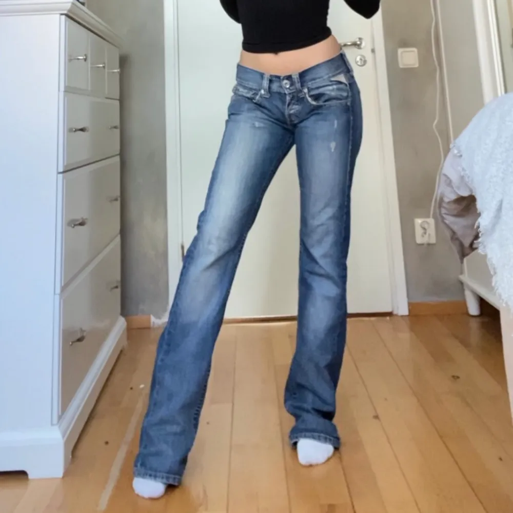 lågmidjade, långa jeans från replay! jag är ca 165cm😘buda från 250kr. Jeans & Byxor.