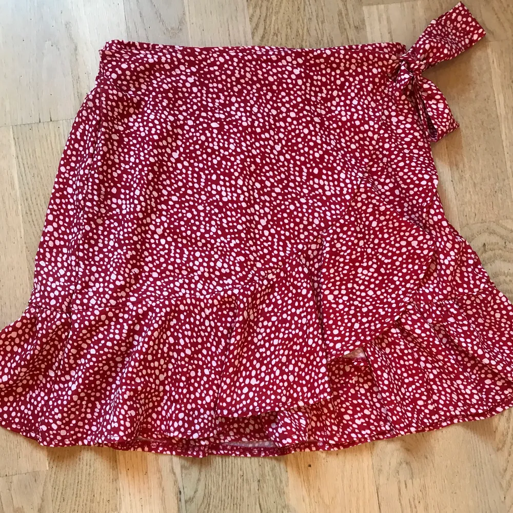 Säljer den här kjolen som jag köpte på SHEIN förra året men aldrig använde. Den är röd med vita prickar, har en dragkedja på sidan som inte syns och man kan knyta den på sida. Den är i storleken S men passar även XS då man kan knyta den tajtare. Priset kan diskuteras! . Kjolar.
