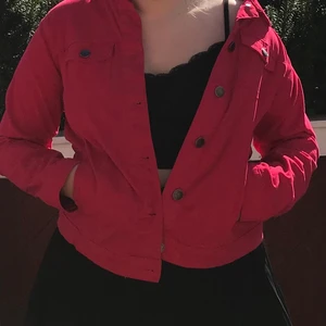 Jacka Isolde - Röd oversize jacka från Isolde strl 40, skulle säga att det mer är en 36/38 om man letar efter en mer oversize look. Väldigt gott skick! Priset kan diskuteras. 