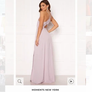 Klänning  - Jättefin balklänning! Perfekt för student och bal mot sommaren🤍 Från Moments New York, nyskick! Köpt för 900, endast använd en gång