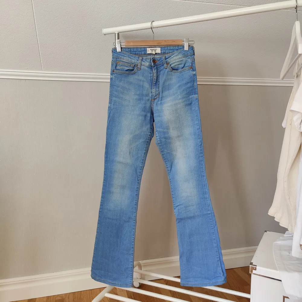 Stretchiga jeans från Mango. De är uppsydda. Använda men fortfarande i fint skick! . Jeans & Byxor.