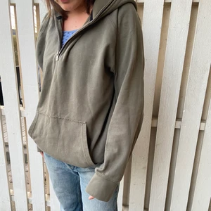 Oversized hoodie - Oversized hoodie som jag inte använder längre, i skitsnygg mörkgrön färg.💚🐢💚 Dragkedjan går hela vägen som ni ser på bild 2🤩🤩 Storlek XL men passar på mig som är M!! Hör gärna av dig om fler bilder eller frågor💕