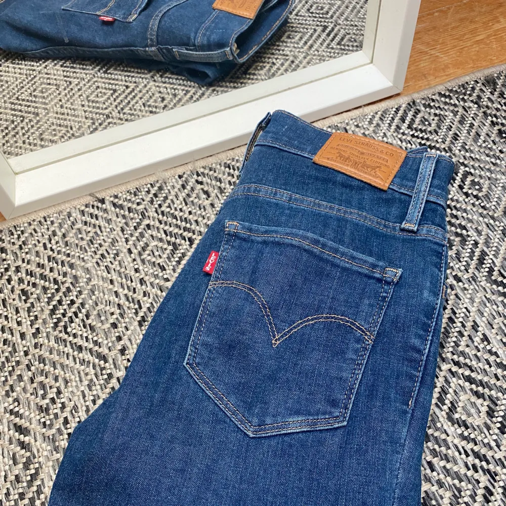 Endast använt dessa jeans ett fåtal gånger. Sitter bra på mig som är 160 cm lång och väger ca 60kg. Väldigt sköna och stretchiga!. Jeans & Byxor.