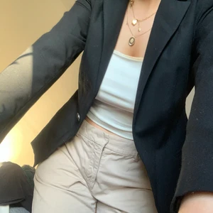 SVART  KAVAJ - En skit snygg svart kavaj i kortare modell! Inte överdrivet kort men liksom ”vanlig” helt oanvänd! 