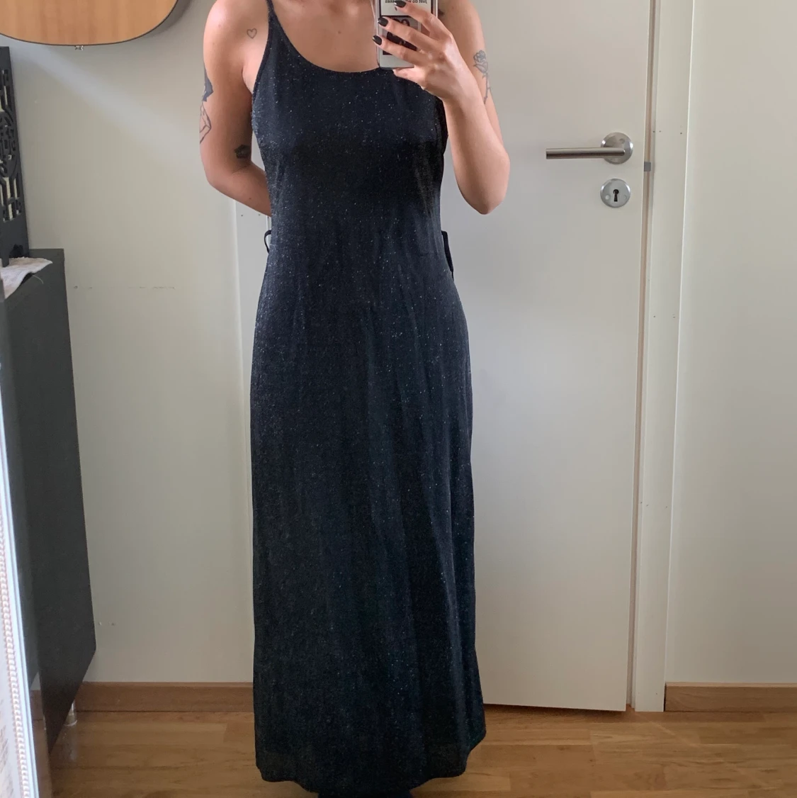 Svart glittrig långklänning - 91