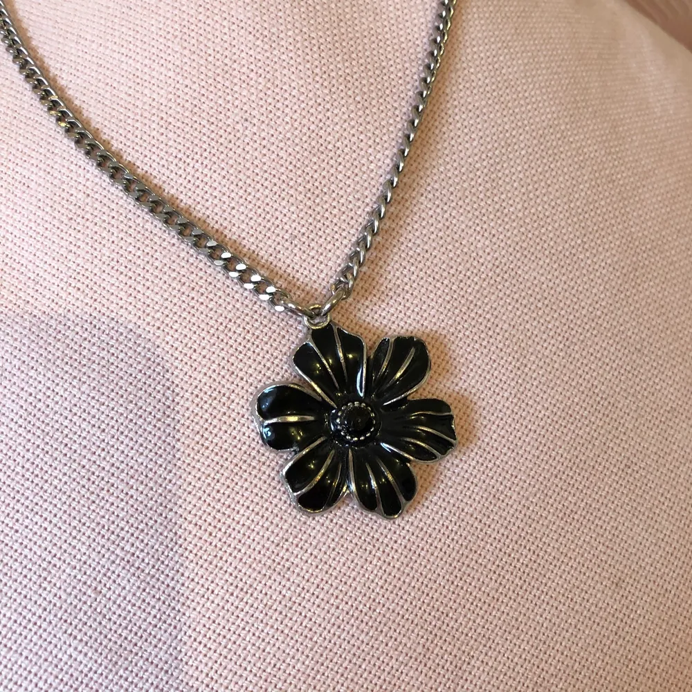 Säljer detta halsbandet med en svart blomma på. Jättefint men inte riktigt min stil. Skriv för mått och storlek, eller andra frågor. Frakt tillkommer på 12 kr. . Accessoarer.