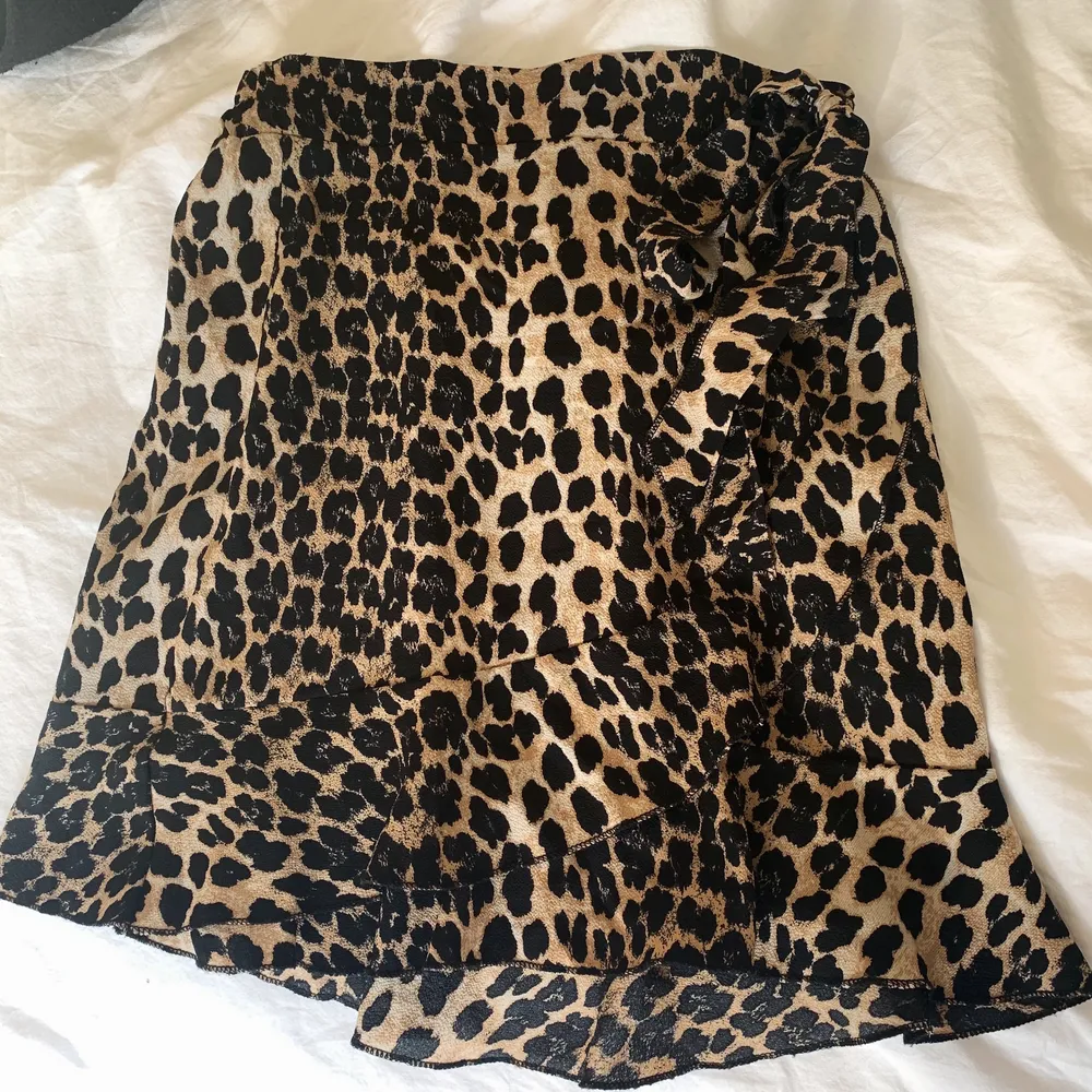 Säljer min superfina leopardmönstrade kjol! Sitter så fint, perfekt längd. Knyten lite vid sidan, samt lite diskret volang framtill som ger jättefint fall. Inköpt för 199 💓 Storlek S, passar XS också!. Kjolar.