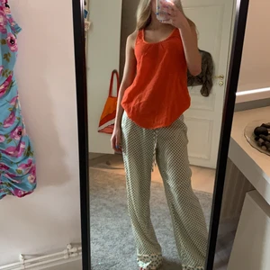 Topp  - Topp i en fin korallaktig färg. Superfint mönster i ryggen. 