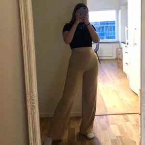 Beiga kostymbyxor  - Säljer dessa fina kostymbyxor från BikBok, aldrig använda och kommer aldrig till använd, 100kr plus frakt💕