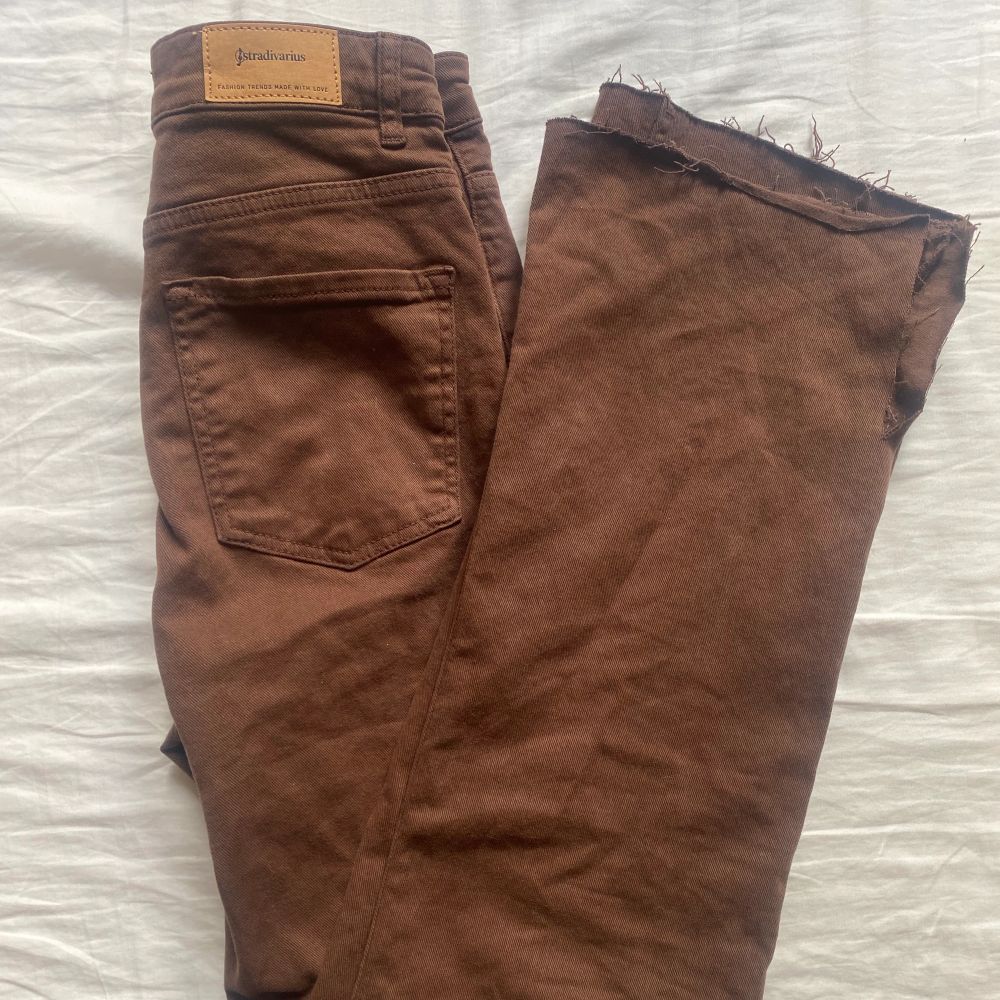super fina bruna jeans som jag köpte på estradivarius i spanien. aldrig använda så som helt nya. långa i benen. inte jätte bra bilder men dom är flare. kontakta mig för frågor eller böttre bilder💞. Jeans & Byxor.