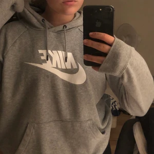 Nike tröja - nike hoodie köpt på stadium i vintras :) säljs för den inte kommer för någon användning och är i bra skick✌🏼