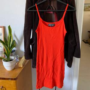 Vanlig ribbad orange/röd stretchig klänning, sitter slimmad på kroppen. Frakten ingår i priset!😊