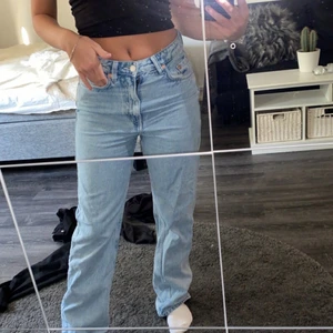 Snygga jeans - Ett par jeans från weekday i modellen rowe, de sitter mer lågmidjat på mig dom är en xs/s för dom är lite för stora men själv tycker jag det är skit snyggt, men man kan ju dra upp dom i midjan så blir dom högmidjade om man skulle vilja det. Säljer för att jag vill köpa nya kläder och byta ut gamla😋