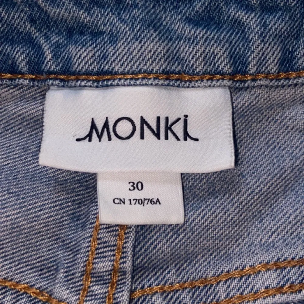 Superfina monki jeans-shorts med en påsydd ”ägg-lapp”. Dom är i storlek 30 och kostade 400kr när jag köpte dem. Säljer pga att de inte passar längre och blir glad om någon annan tycker om dem lika mycket som jag gör:)). Shorts.