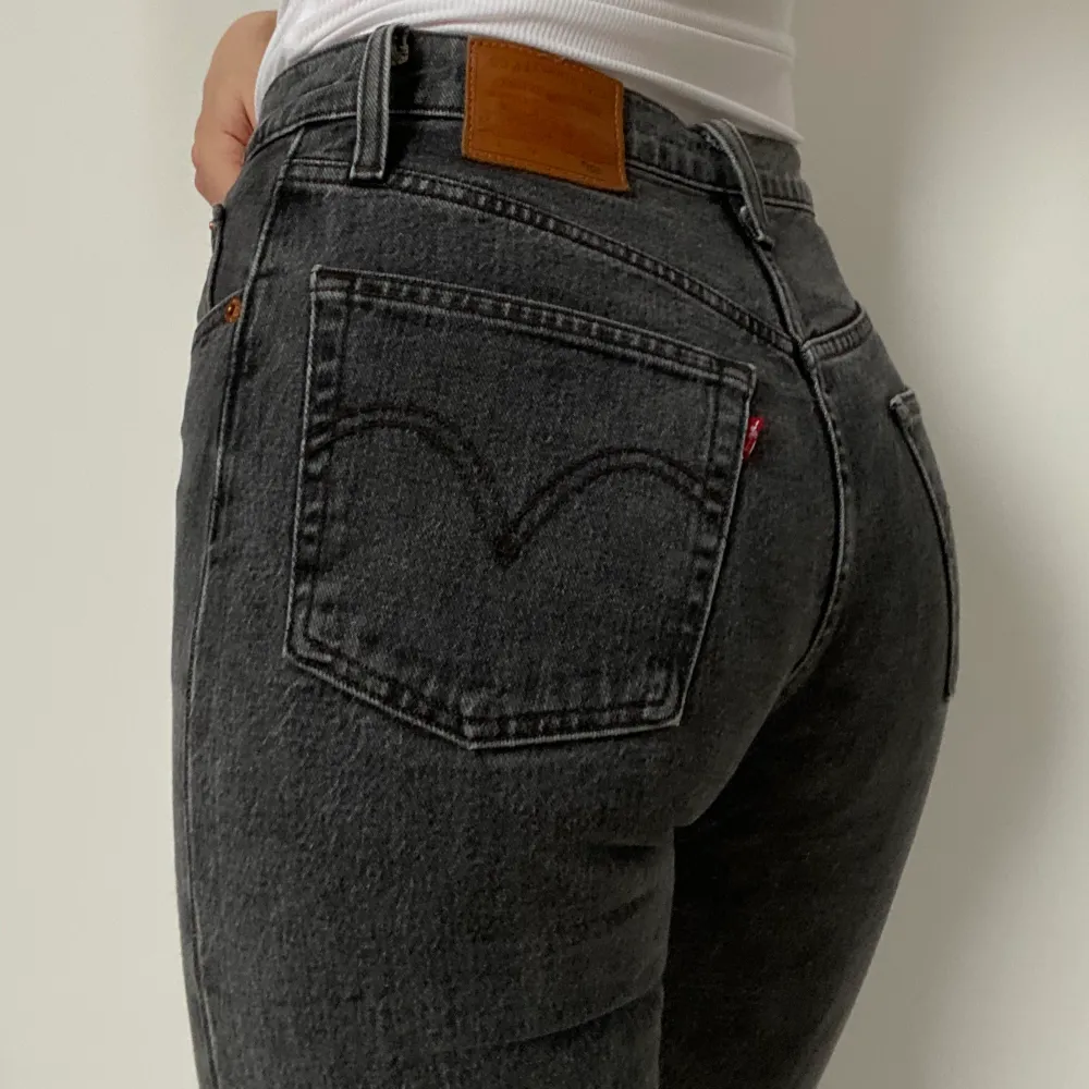 Mörkgrå Levis 501, lite mjukare i modellen. Jeans & Byxor.