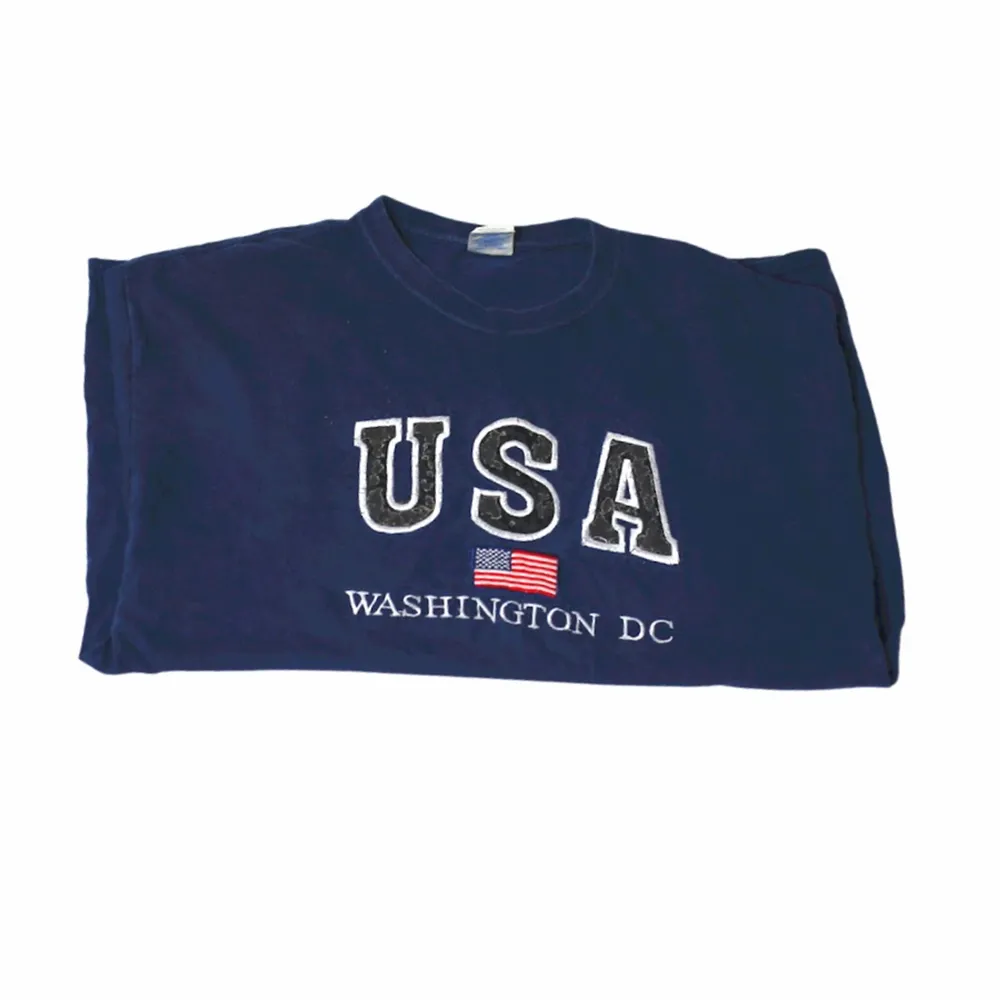 En riktigt cool tröja från USA och Washington DC. Trycket är klassiker och ger riktigt vibbar från det tidiga 00-talet. Är köpt på en thriftstore i USA som heter Ross.. T-shirts.