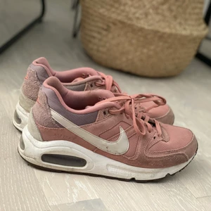 Nike air max strl 38 - Lite mockaliknande material på vissa ställen. Som nya då jag inte använt dem mer än två tre gånger. 