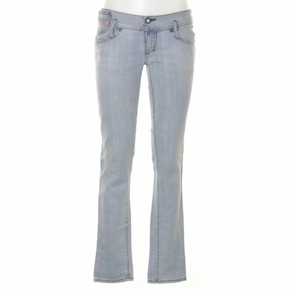 Säljer ett par diesel jeans då dom är för små för mig . Köpta för 270 från sellpy❤️ Jeansen är liten i storleken❤️. Jeans & Byxor.