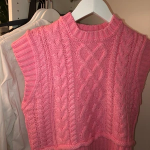 Rosa väst  - Säljer min jättefina rosa väst. Jättefint skick, då den är helt oanvänd. Köpt för 500 kr och är i storlek S 🤍