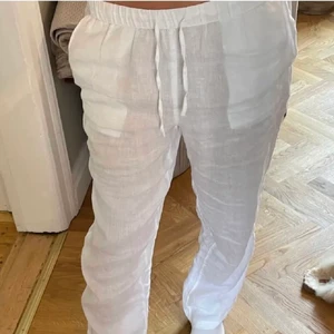 linnebyxor  - Säljer dessa fina linnebyxor från hm då dem inte kommer i användning ifrån mig! i storlek M och köparen står för frakten🥰