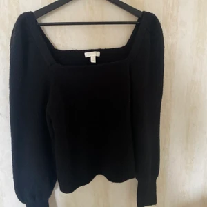 Stickad tröja  - Svart Stickad tröja från Hm med puffärmar. Storlek M pris 120kr exklusive frakt. Fyrkantig halsringning och tightare vid ärmens slut. 