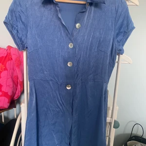 &Other Stories - Ganska kort klänning, använd 2 ggr, skrynklig eftersom jag inte kan stryka 😃 och därför säljer. Storlek 40 men passar mig som är 38. 